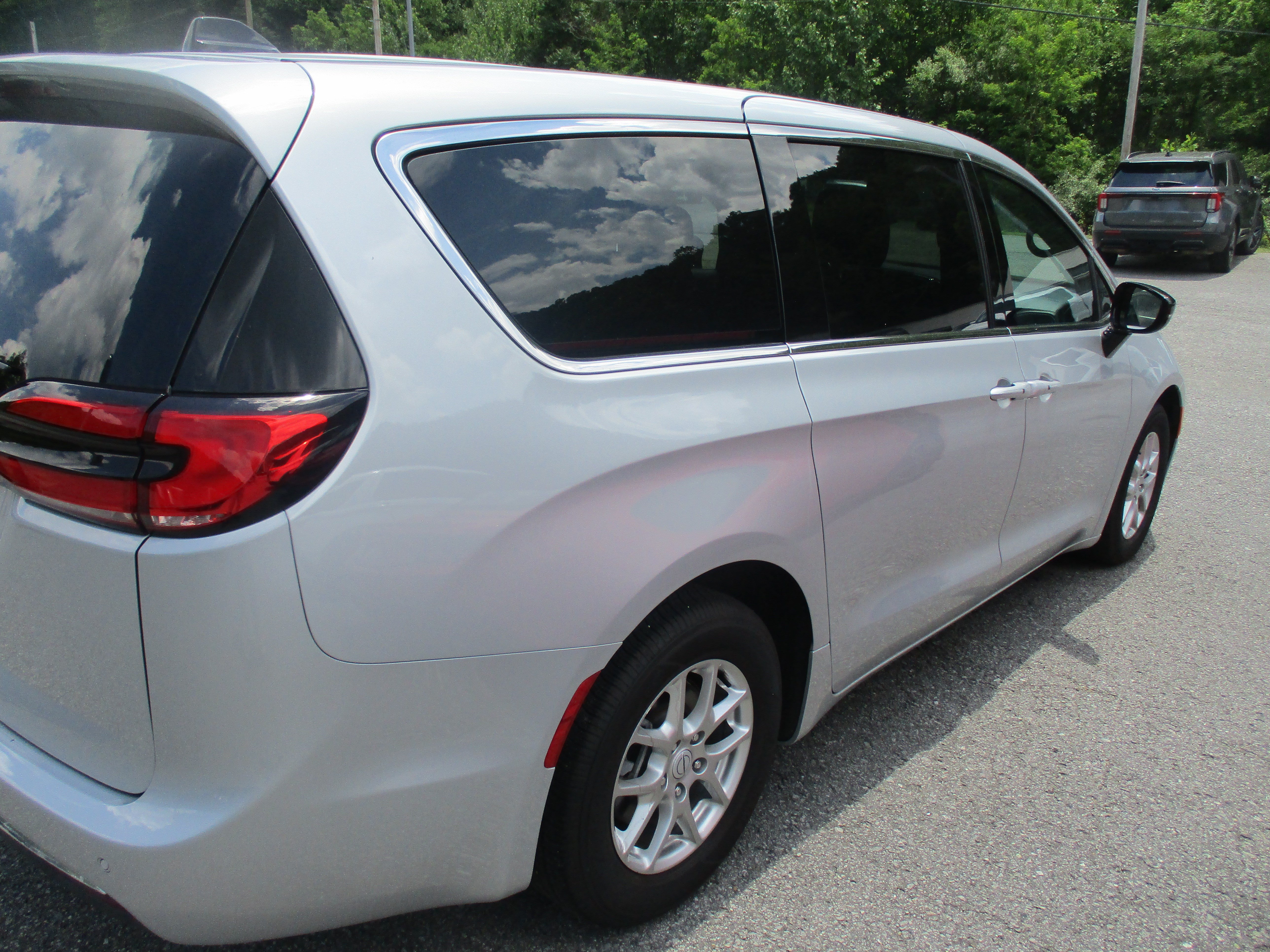 Used 2026 Chrysler Pacifica Select FWD image 4