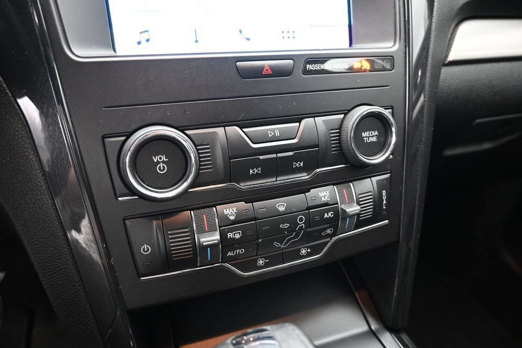 Certified 2018 Ford Explorer XLT w/ Equipment Group 201A FWD image 24