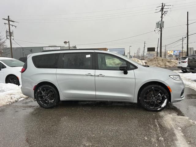 New 2026 Chrysler Pacifica Limited w/ Uconnect Theater Family Group image 2