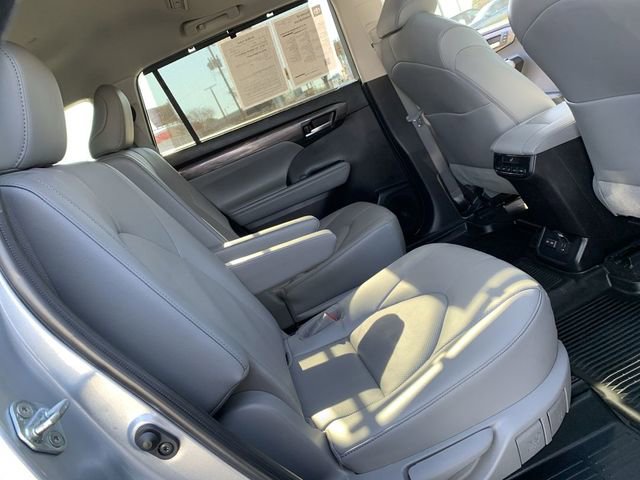 Used 2023 Toyota Highlander Limited image 12
