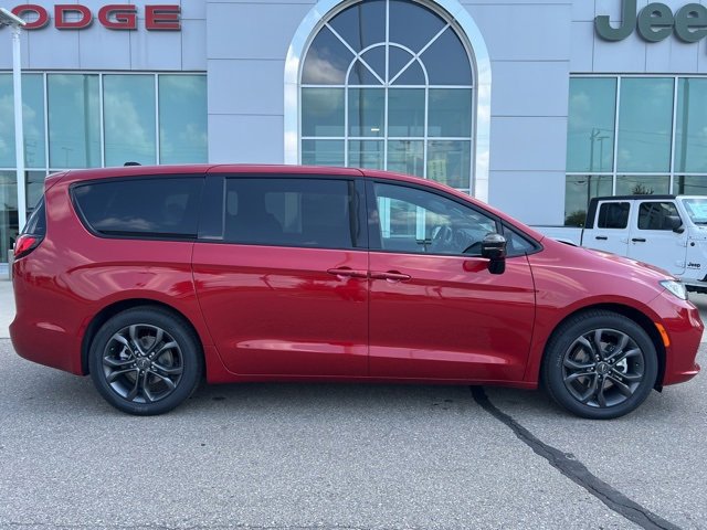 New 2026 Chrysler Pacifica Select image 6