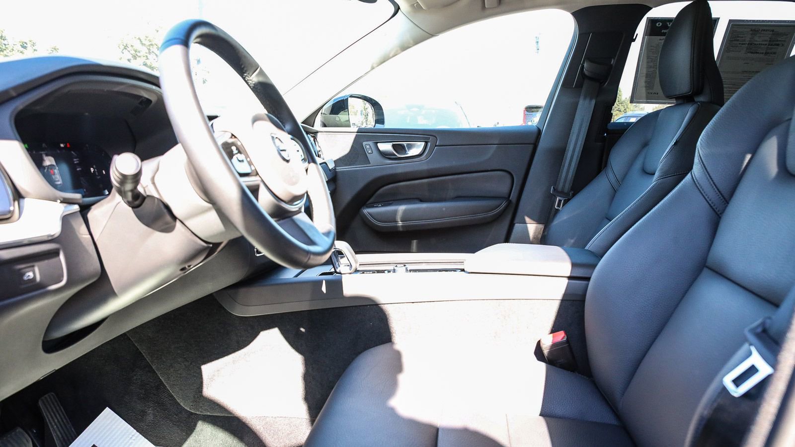 Used 2025 Volvo XC60 B5 Plus image 17