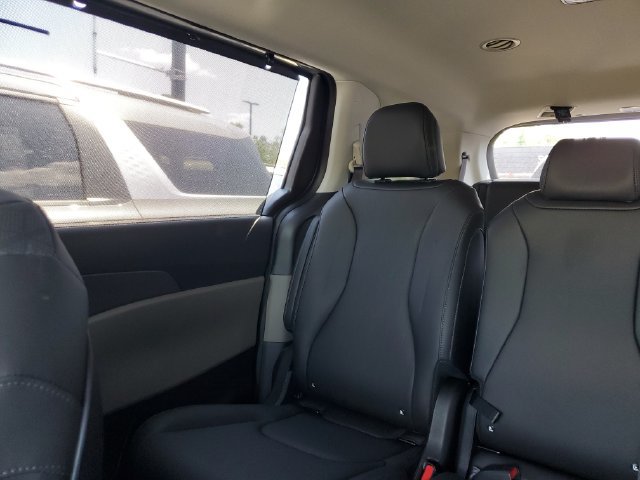 New 2026 Kia Carnival EX FWD image 10
