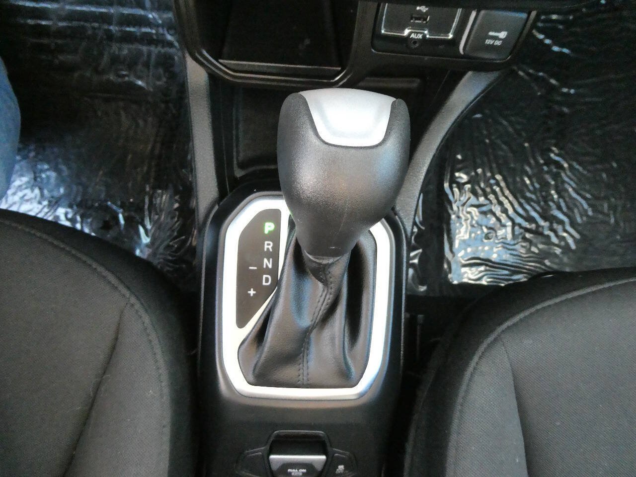 Used 2019 Jeep Renegade Latitude w/ Cold Weather Group FWD image 19