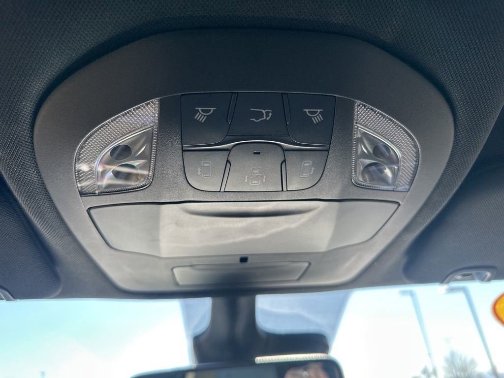 Used 2025 Chrysler Pacifica Select image 9