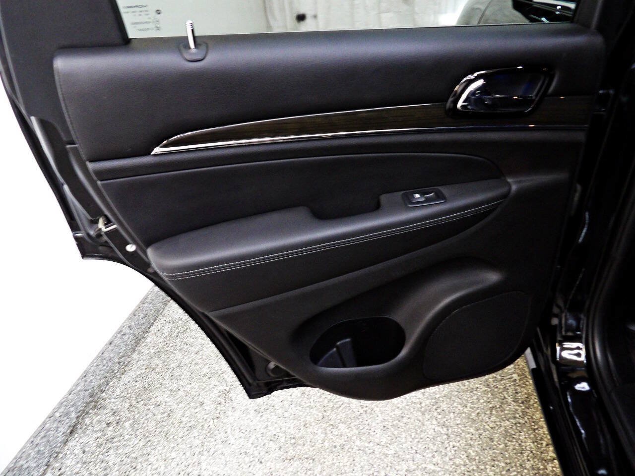 Used 2019 Jeep Grand Cherokee Overland AWD/4WD image 9