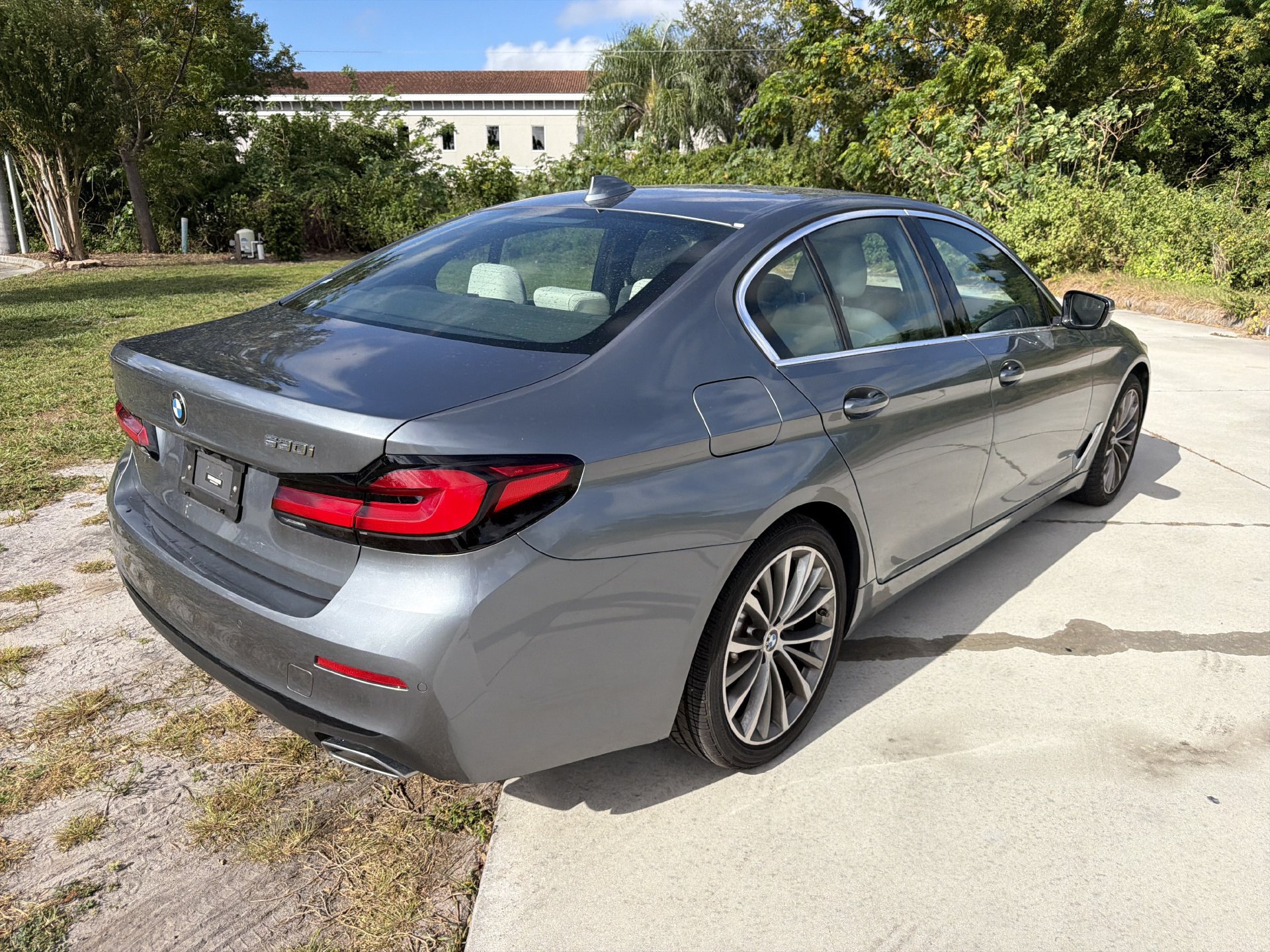 Used 2022 BMW 530i w/ Convenience Package RWD image 4