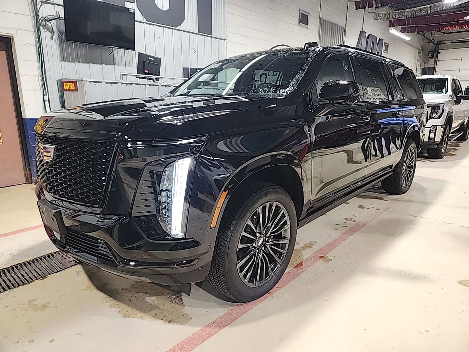 Used 2025 Cadillac Escalade ESV Sport Platinum image 1