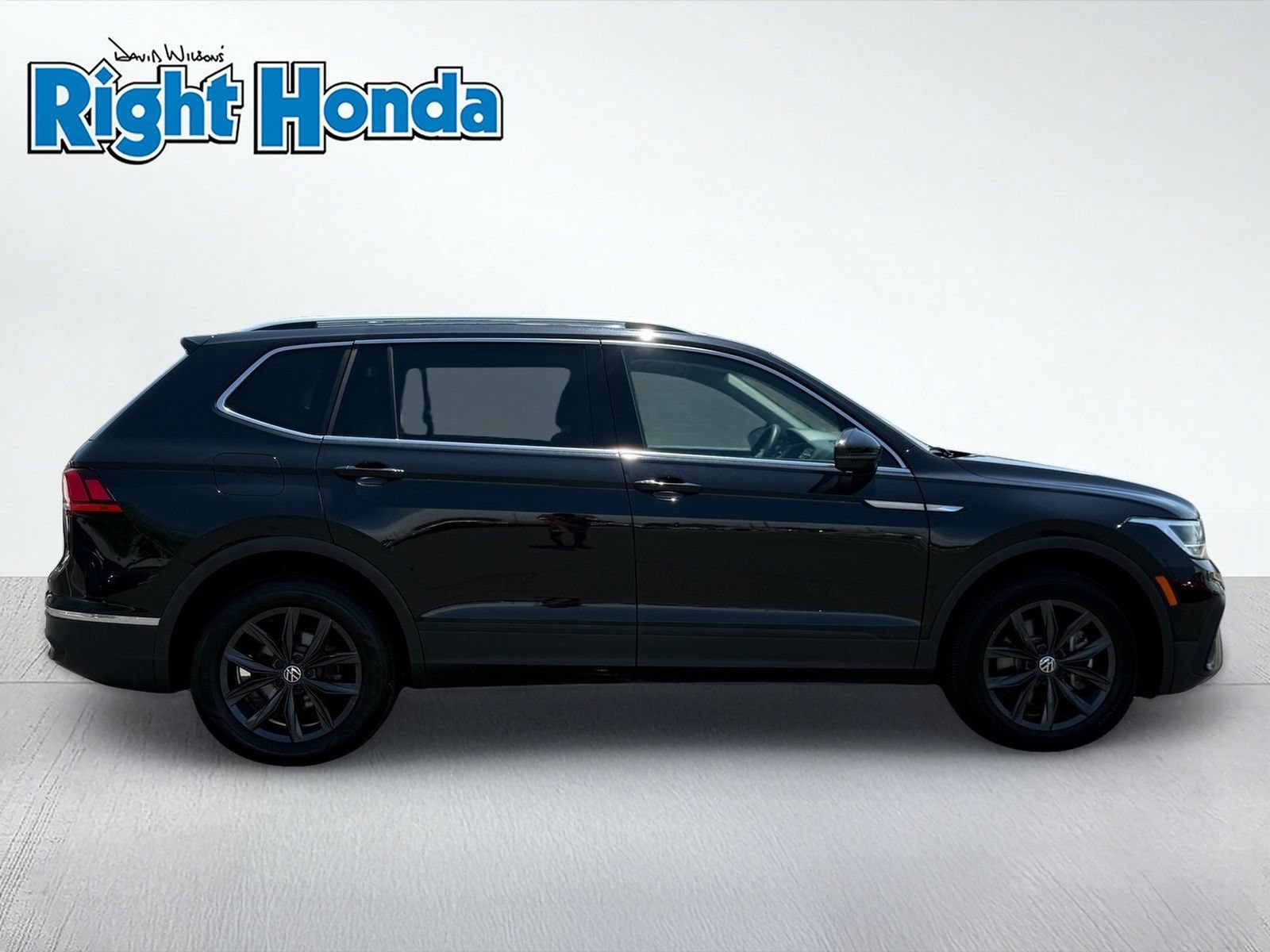 Used 2024 Volkswagen Tiguan SE AWD/4WD image 9