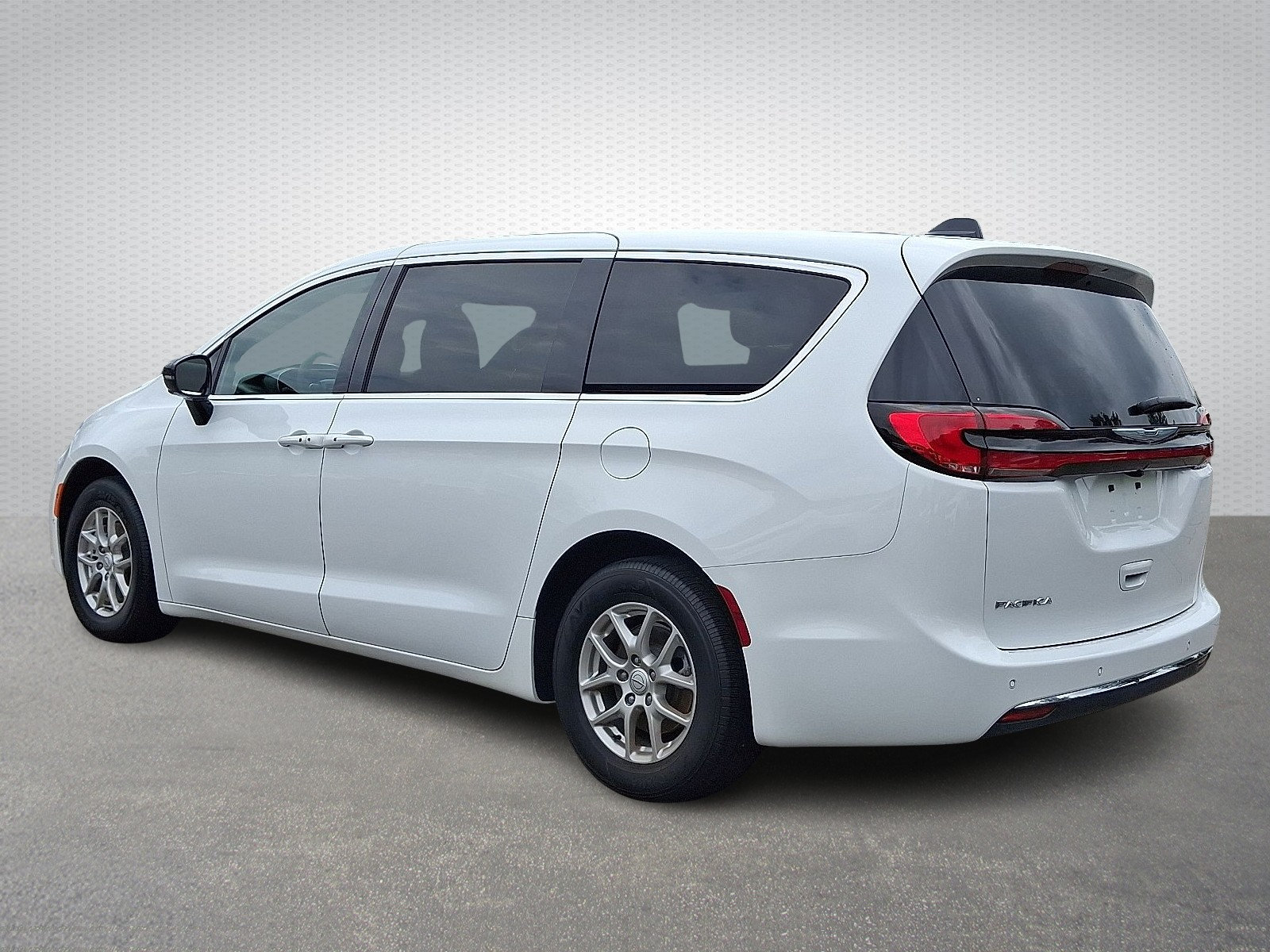Used 2026 Chrysler Pacifica Select FWD image 4