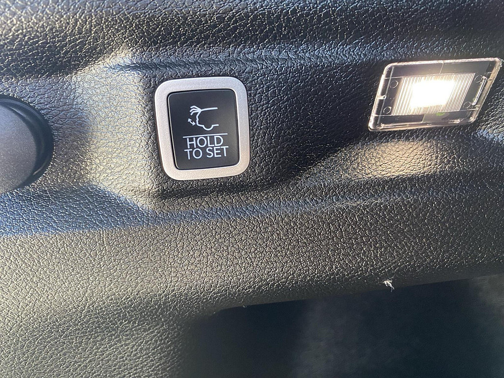 Used 2024 Jeep Grand Cherokee L Altitude AWD/4WD image 16