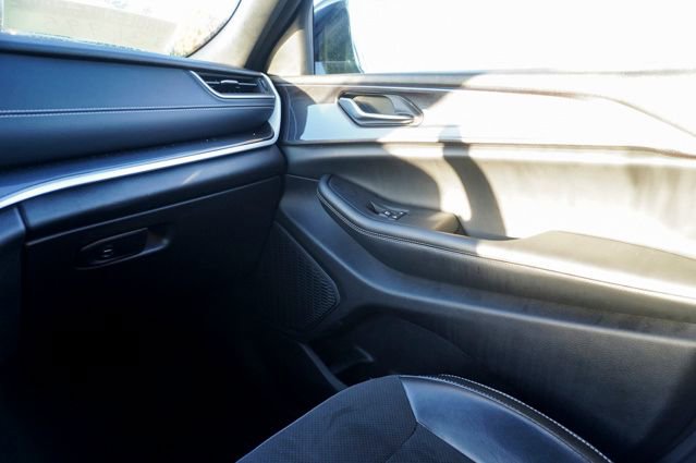 Used 2023 Jeep Grand Cherokee Altitude image 28