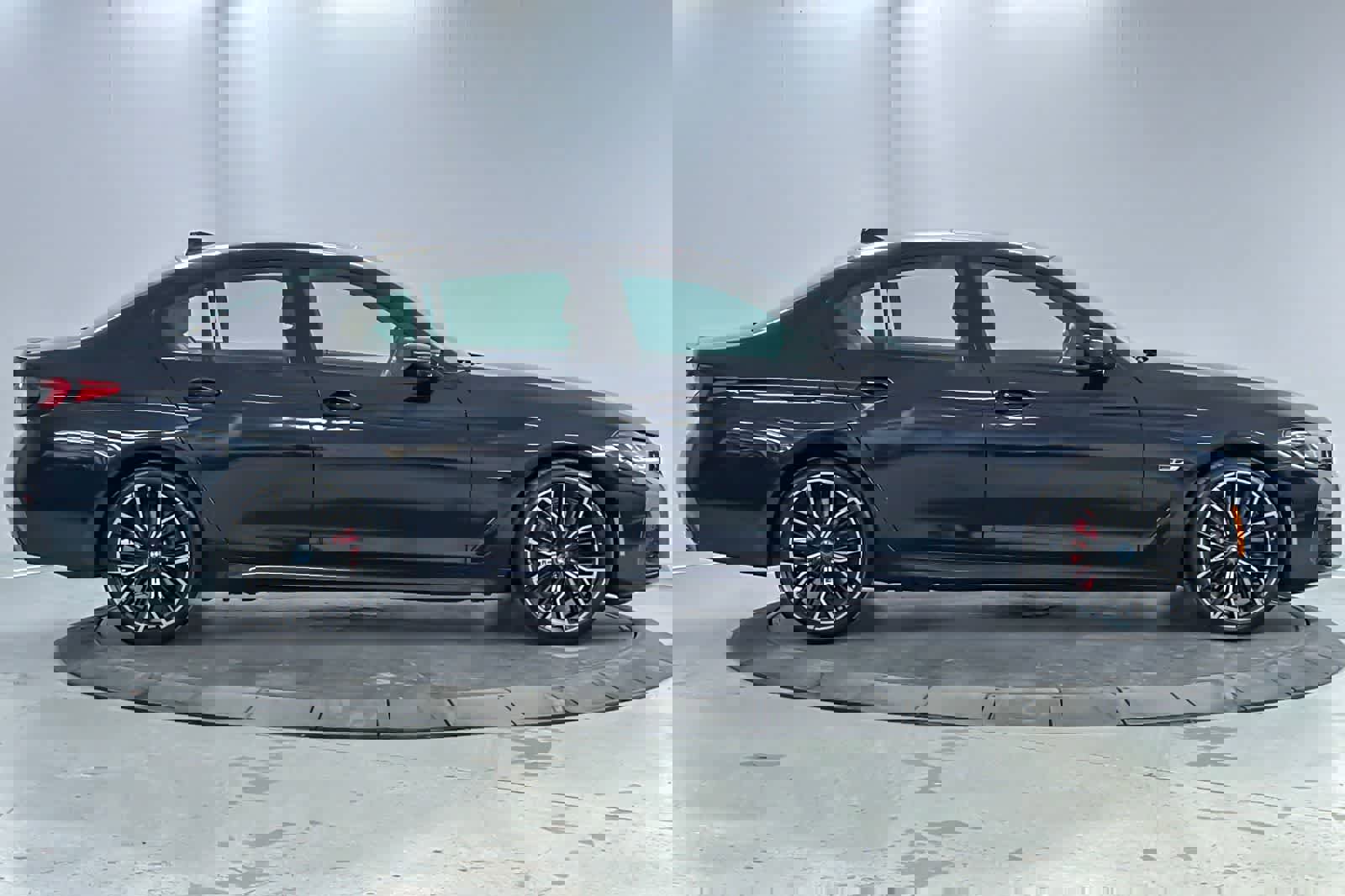 Used 2023 BMW 530e w/ M Sport Package image 8