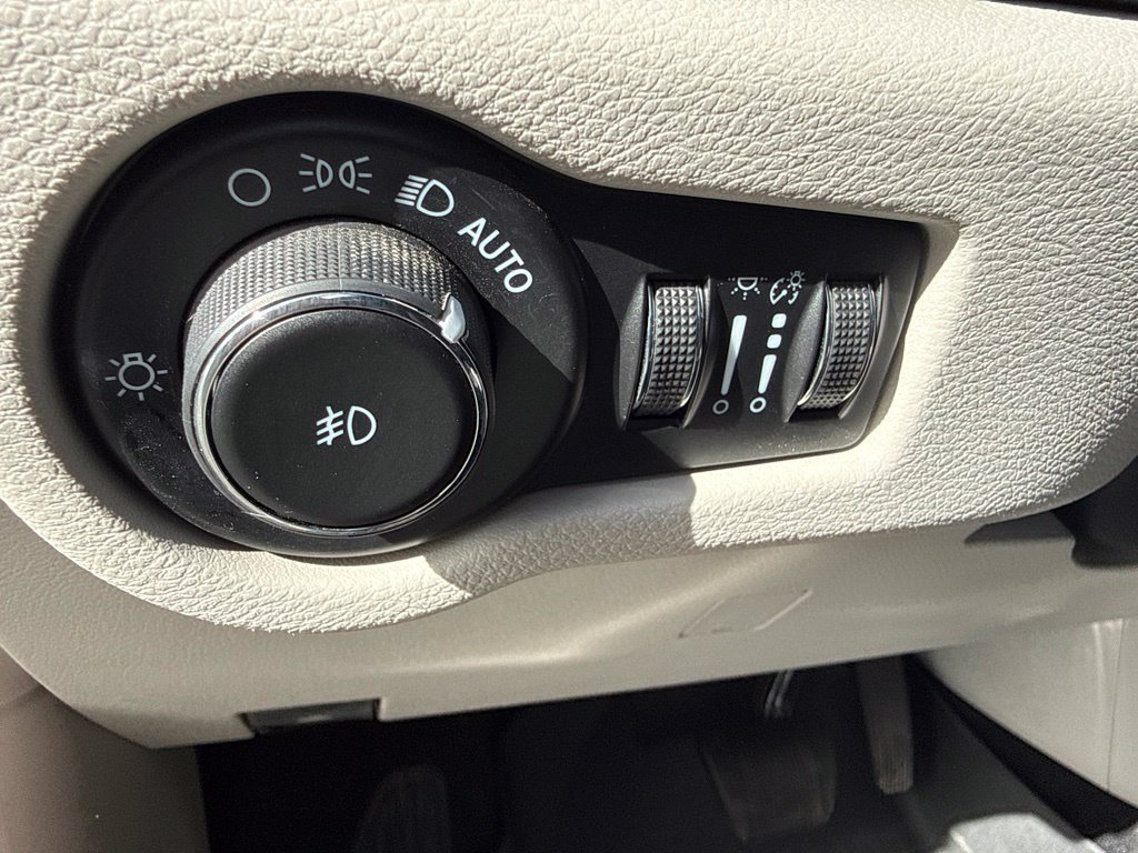 Used 2021 Chrysler Pacifica Touring-L w/ Uconnect Theater Family Group AWD/4WD image 17