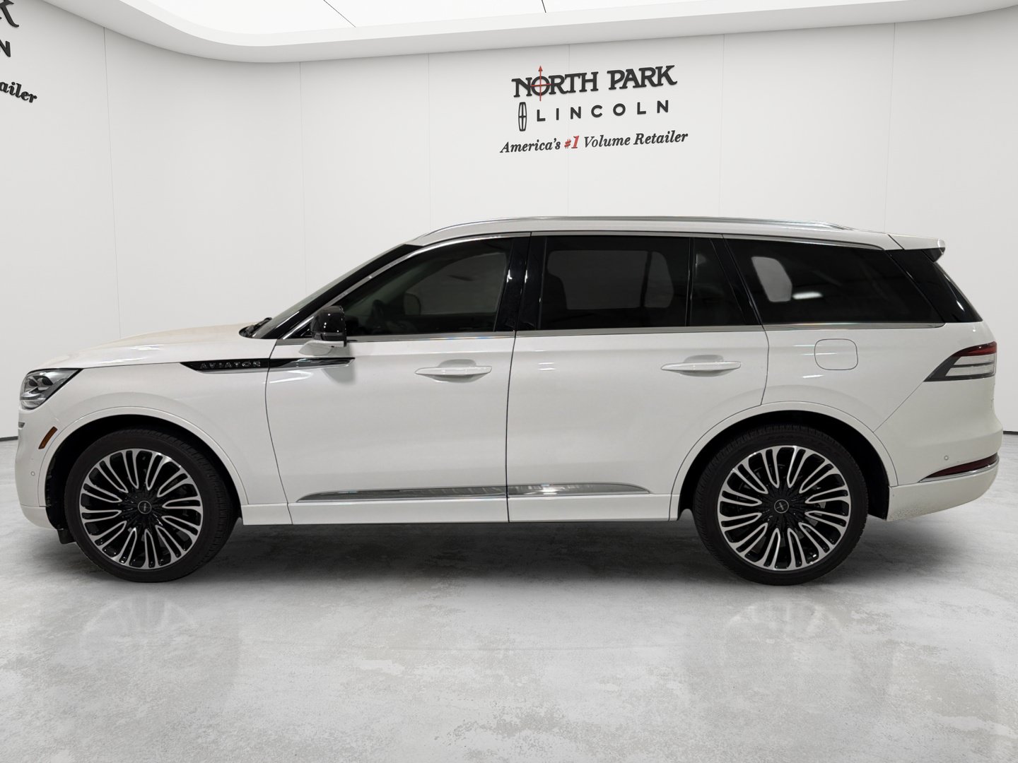 Used 2024 Lincoln Aviator Black Label w/ Dynamic Handling Package AWD/4WD image 2