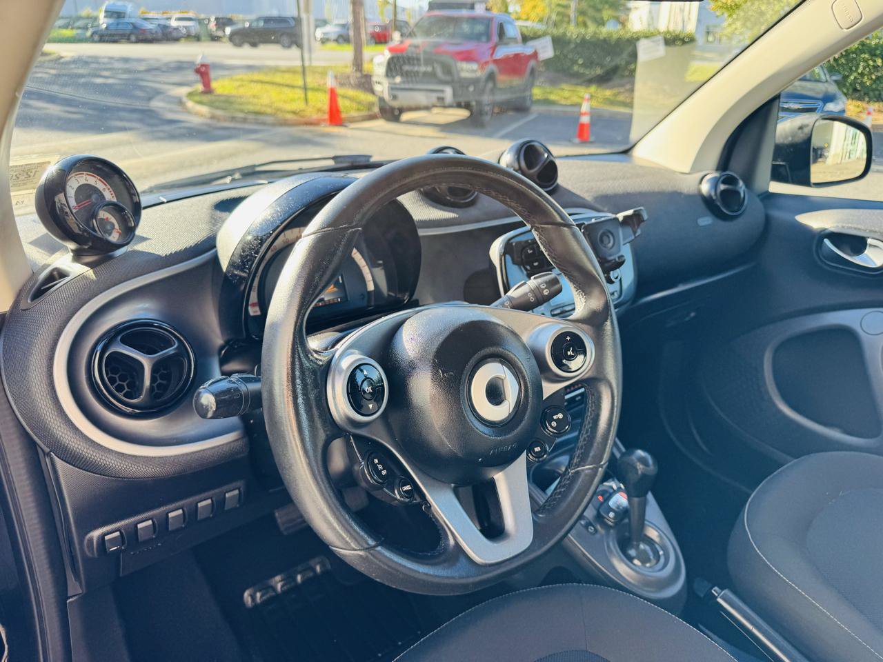 Used 2016 smart fortwo passion RWD image 30