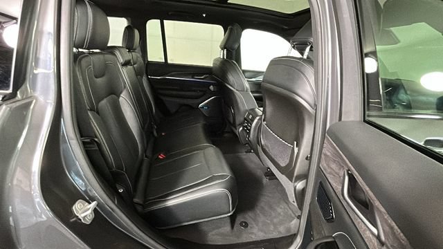 Used 2023 Jeep Grand Cherokee Overland AWD/4WD image 29