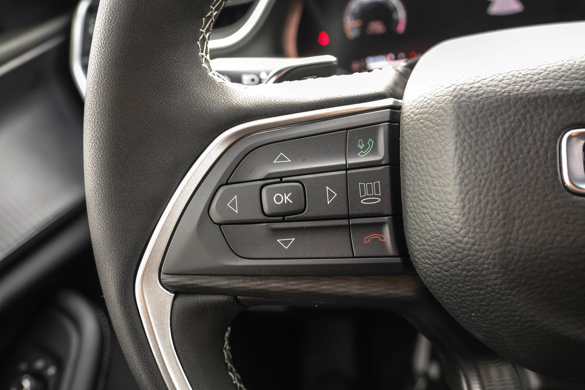 New 2025 Jeep Grand Cherokee Altitude image 24