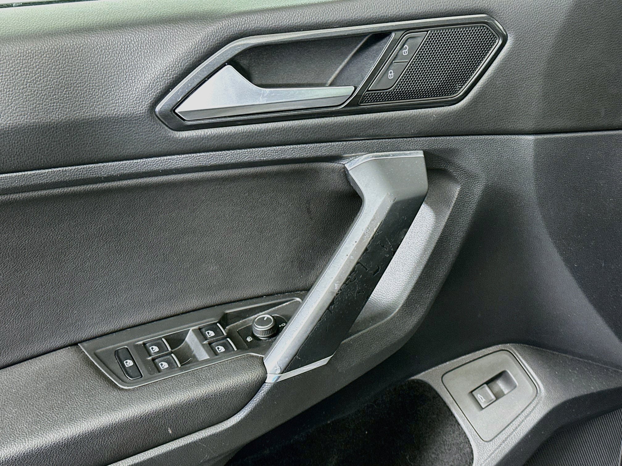Used 2018 Volkswagen Tiguan SEL FWD image 15