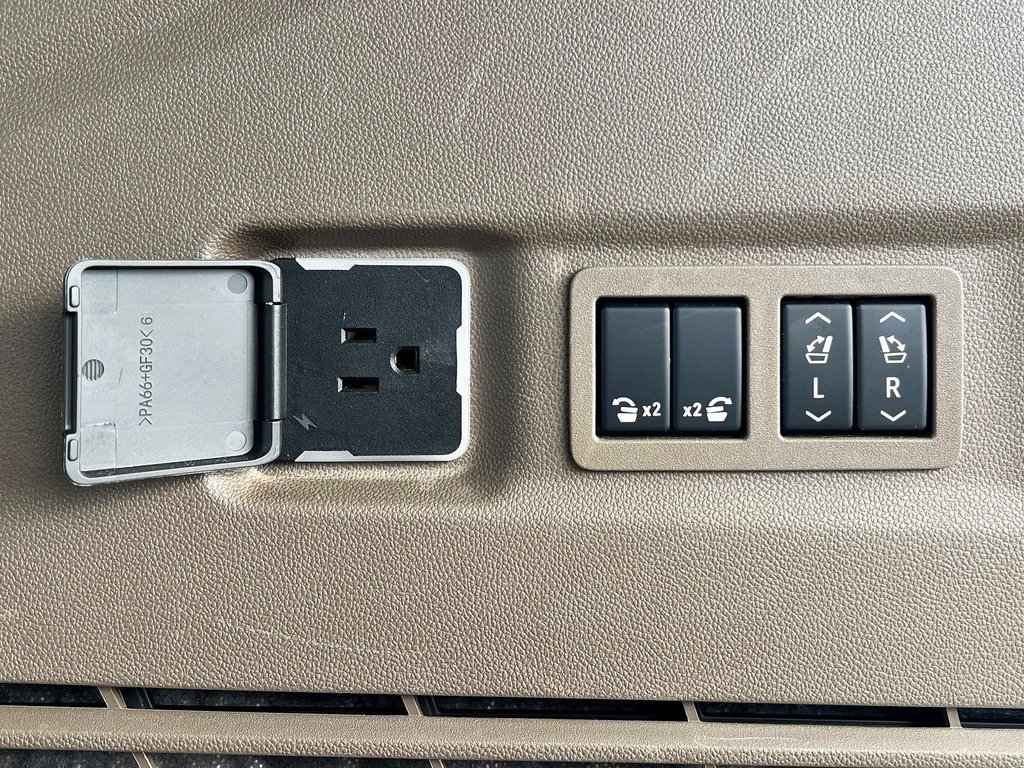 Used 2025 GMC Yukon XL Denali image 14