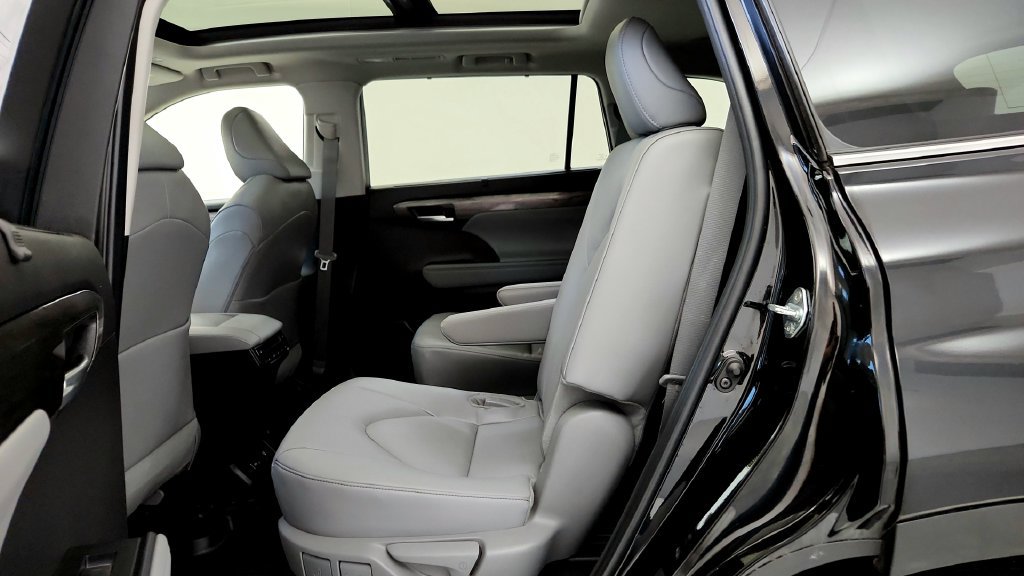 Used 2025 Toyota Highlander Platinum AWD/4WD image 21