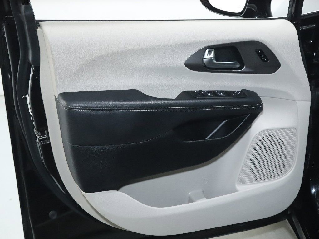 Used 2024 Chrysler Pacifica Touring-L image 15