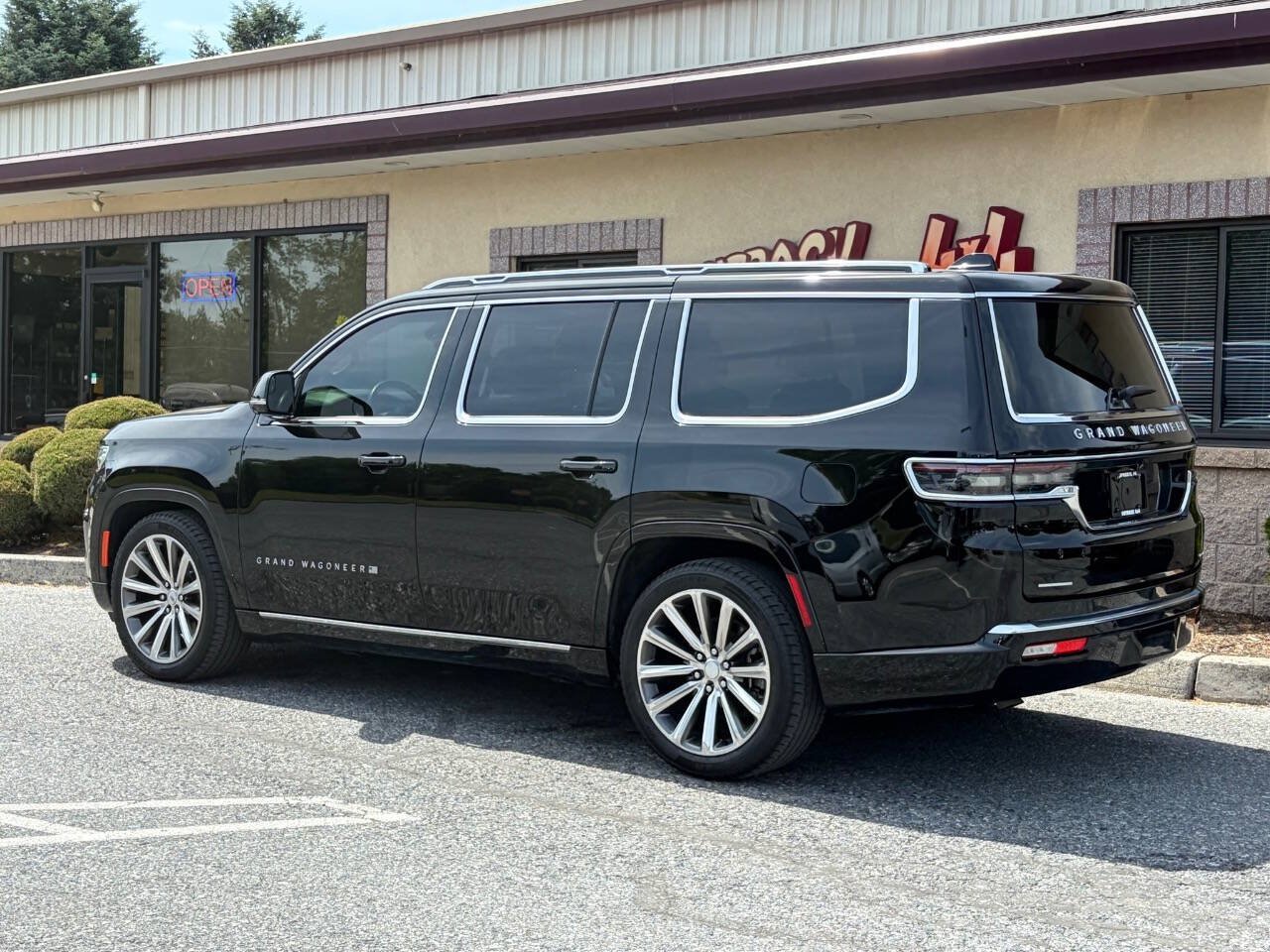 Used 2022 Jeep Grand Wagoneer Series II AWD/4WD image 5