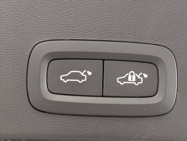 Used 2023 Volvo XC40 B4 Ultimate FWD image 33