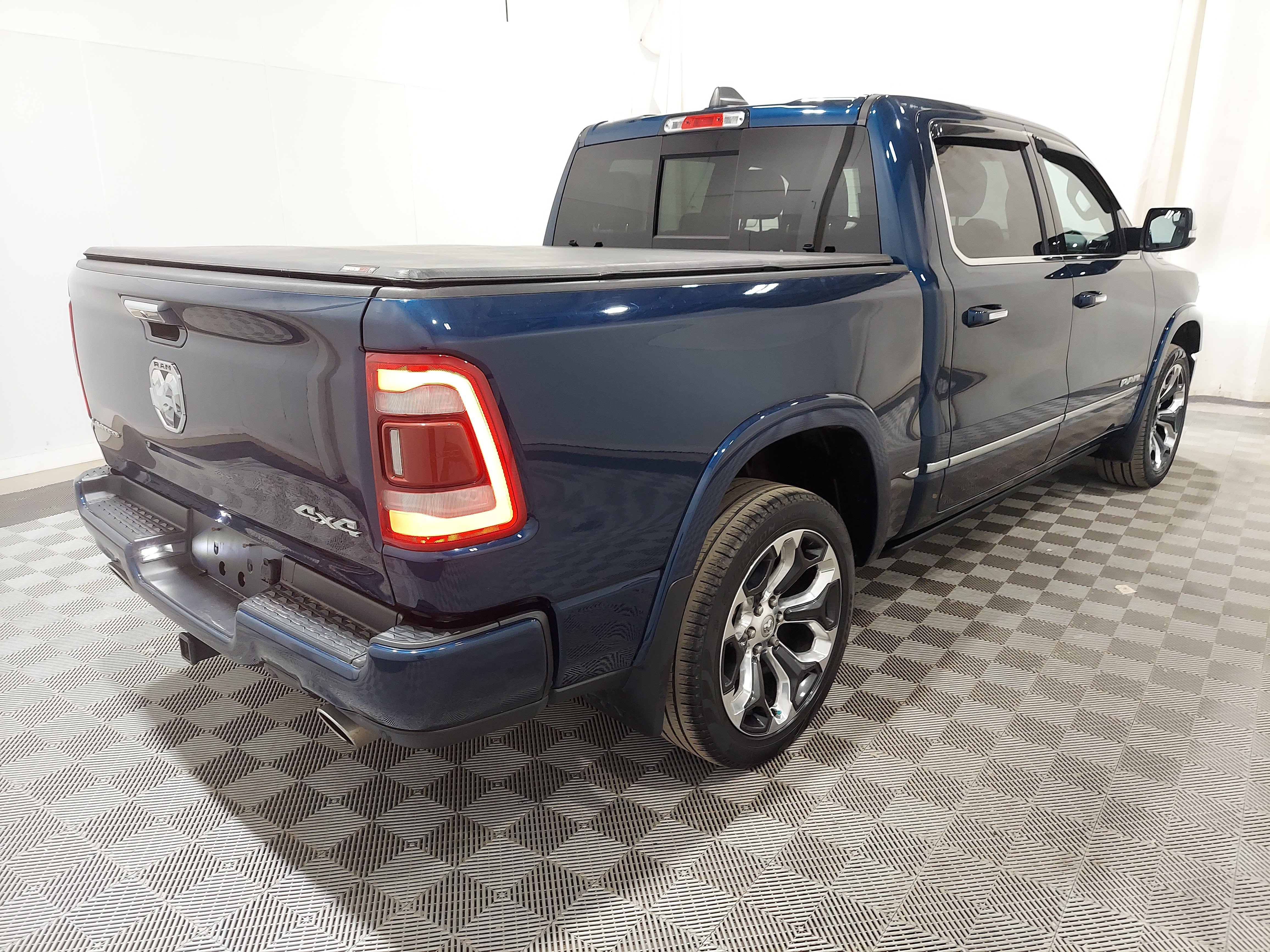 Used 2022 RAM 1500 Limited w/ Body-Colour Bumper Group AWD/4WD image 3