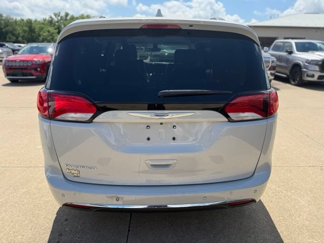Used 2017 Chrysler Pacifica Touring-L FWD image 5