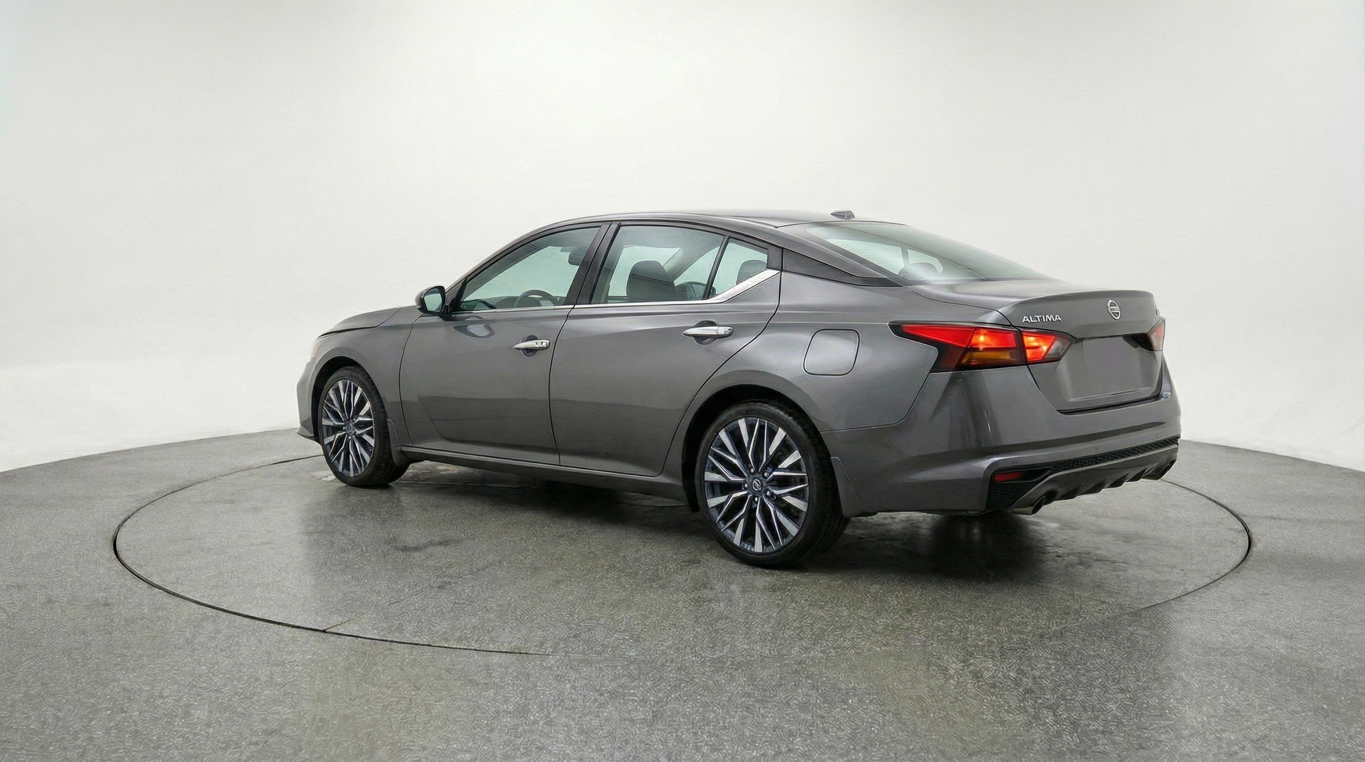 Used 2025 Nissan Altima 2.5 SV image 6