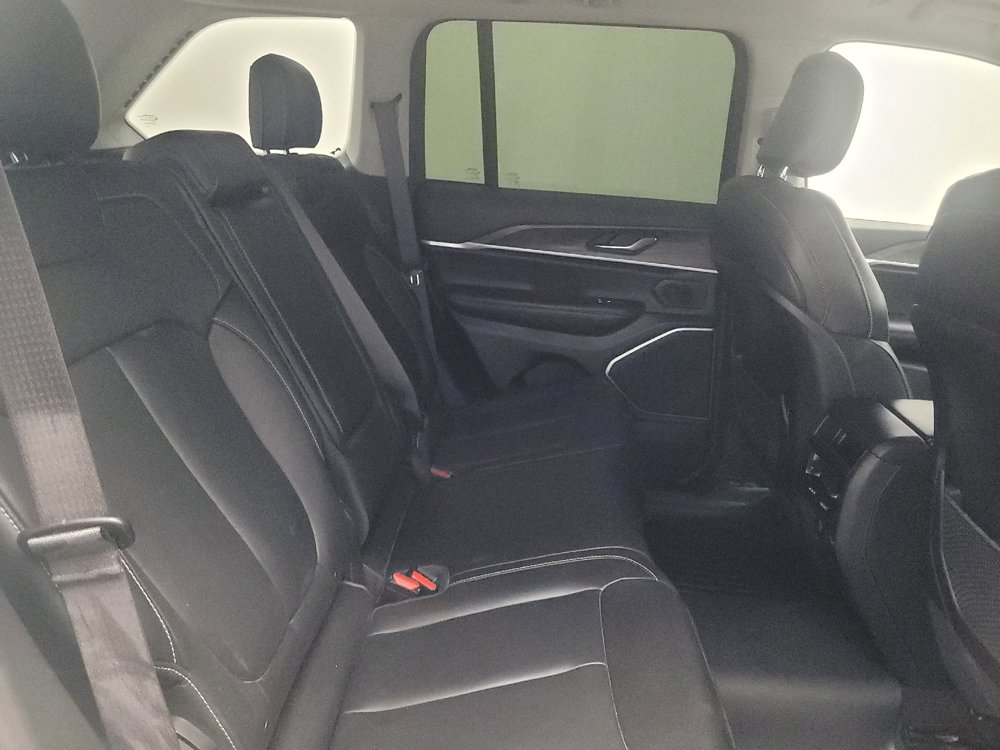 Used 2023 Jeep Grand Cherokee Limited w/ Black Appearance Package AWD/4WD image 19