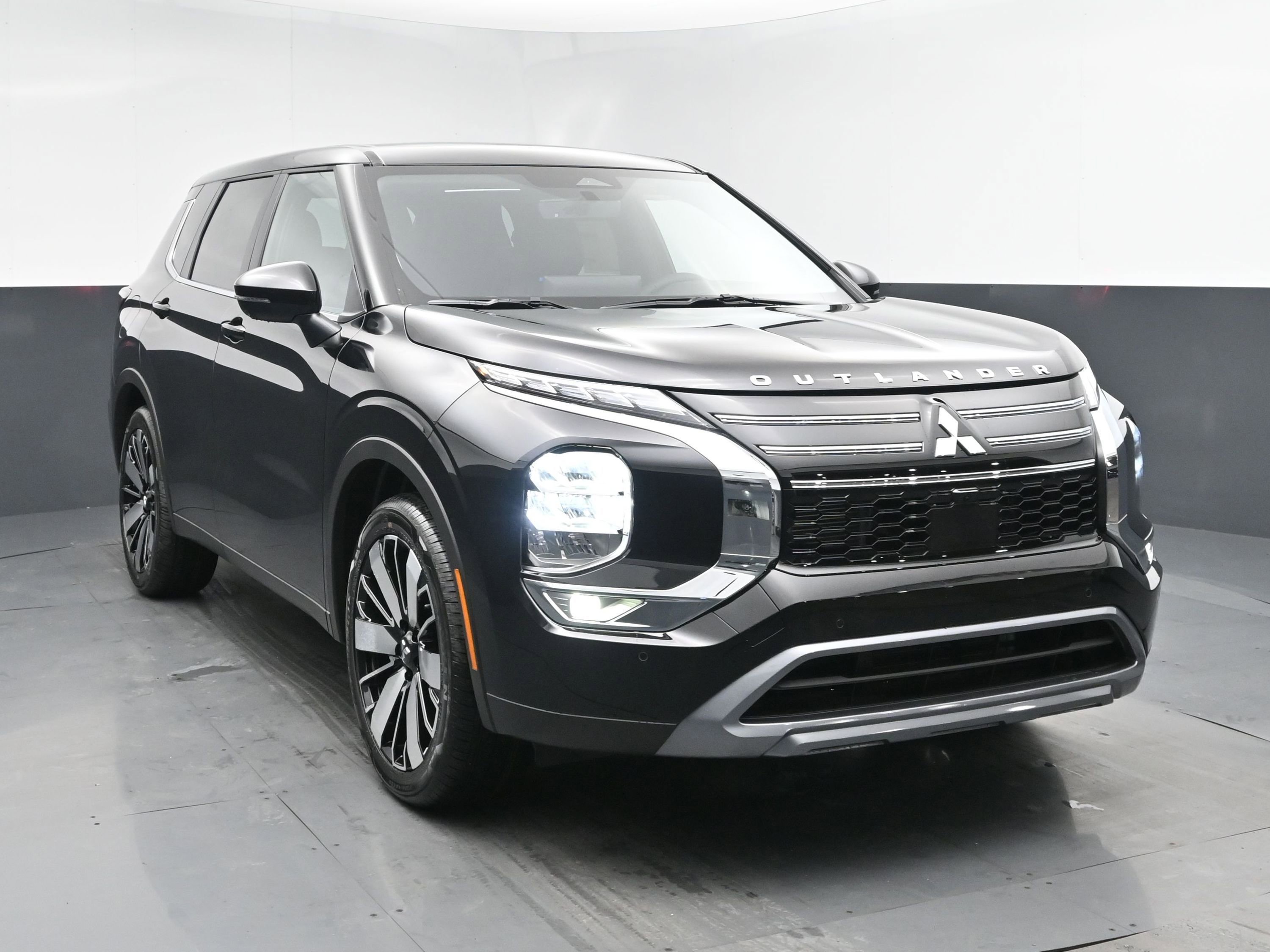 New 2026 Mitsubishi Outlander LE image 2