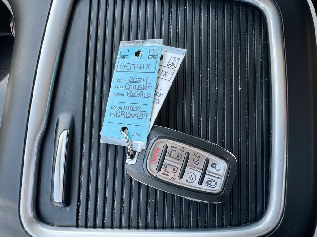 Used 2024 Chrysler Pacifica Touring-L FWD image 43