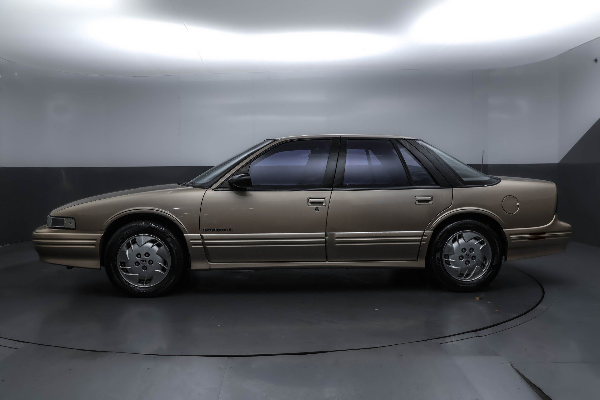 Used 1994 Oldsmobile Cutlass Supreme S FWD image 2