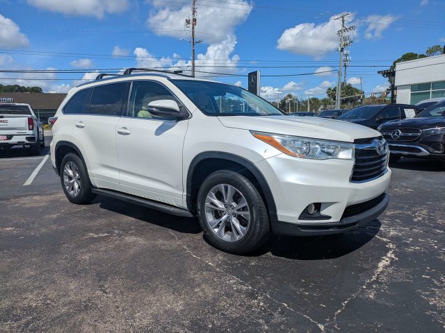 Used 2014 Toyota Highlander XLE FWD image 2