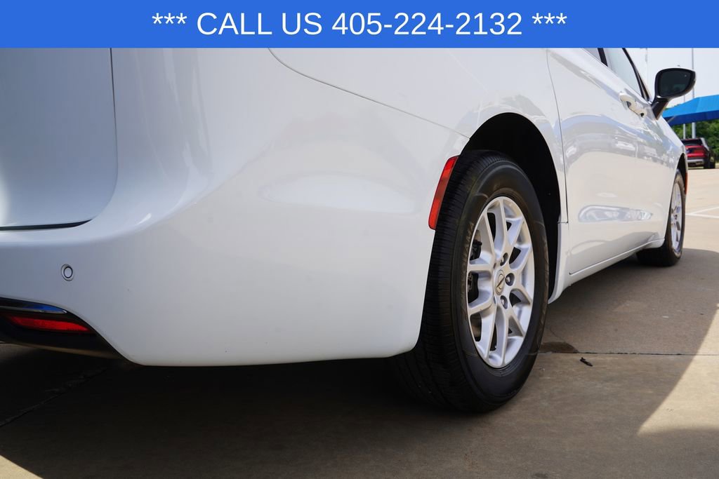 Used 2023 Chrysler Pacifica Touring-L FWD image 8