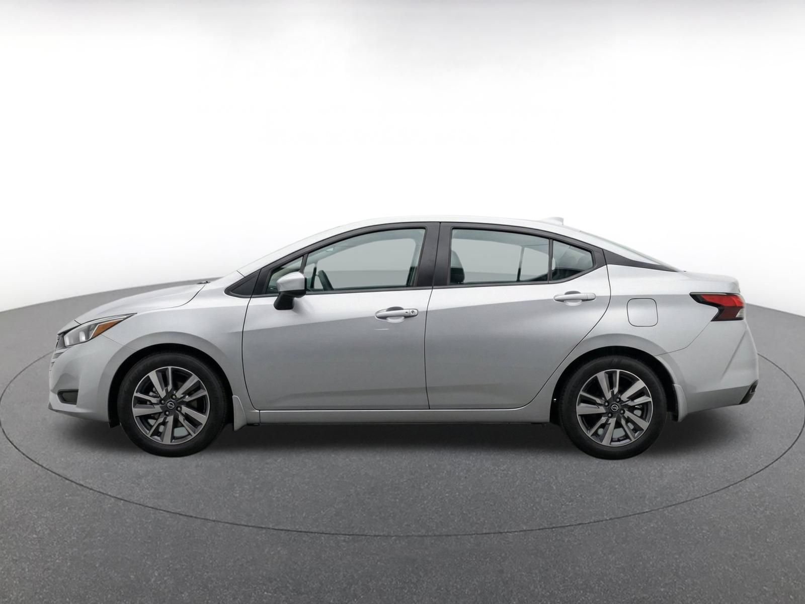 Used 2025 Nissan Versa SV FWD image 4