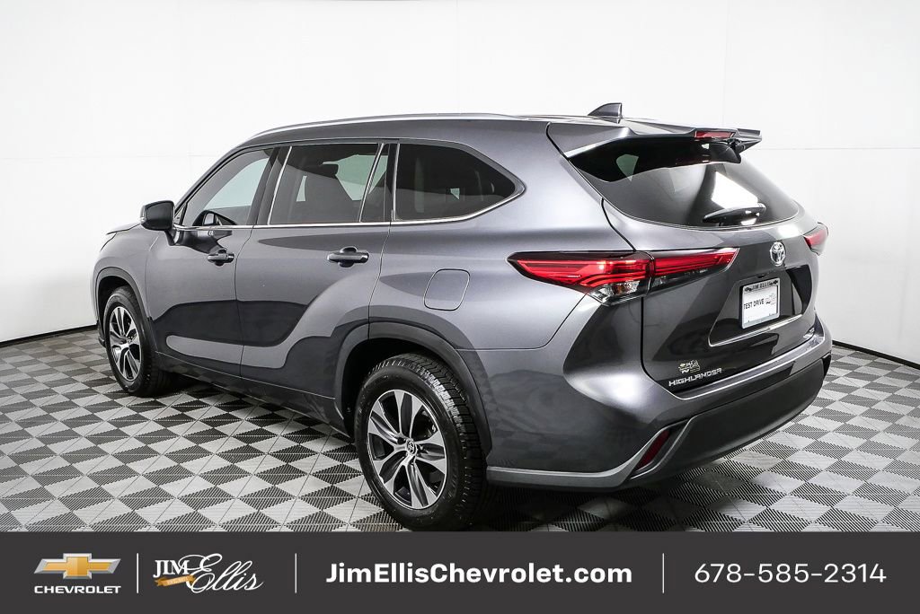 Used 2020 Toyota Highlander XLE image 3