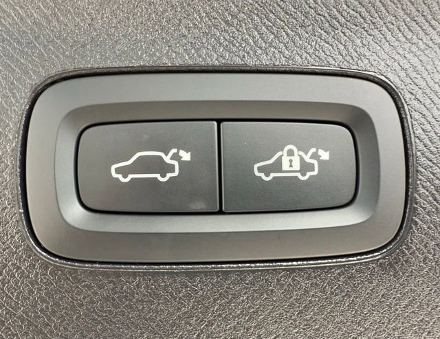 Used 2023 Volvo XC90 T8 Ultimate w/ Protection Package Premier image 17