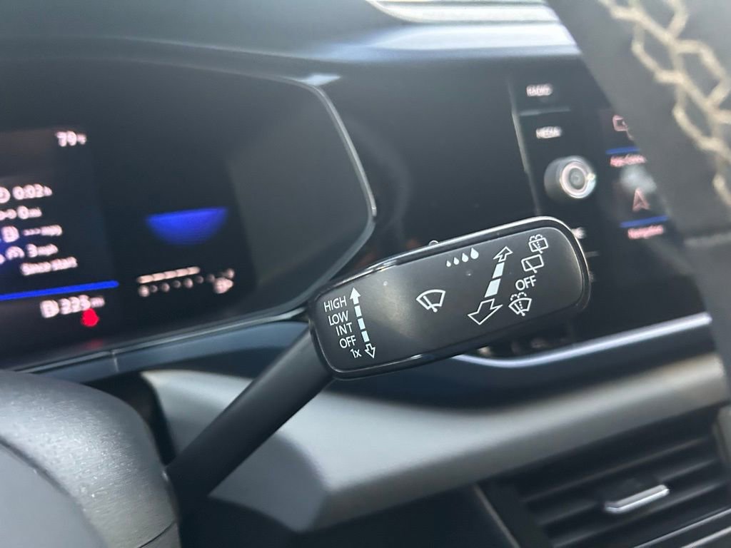 Used 2022 Volkswagen Taos SE w/ Driver Assistance Package image 18