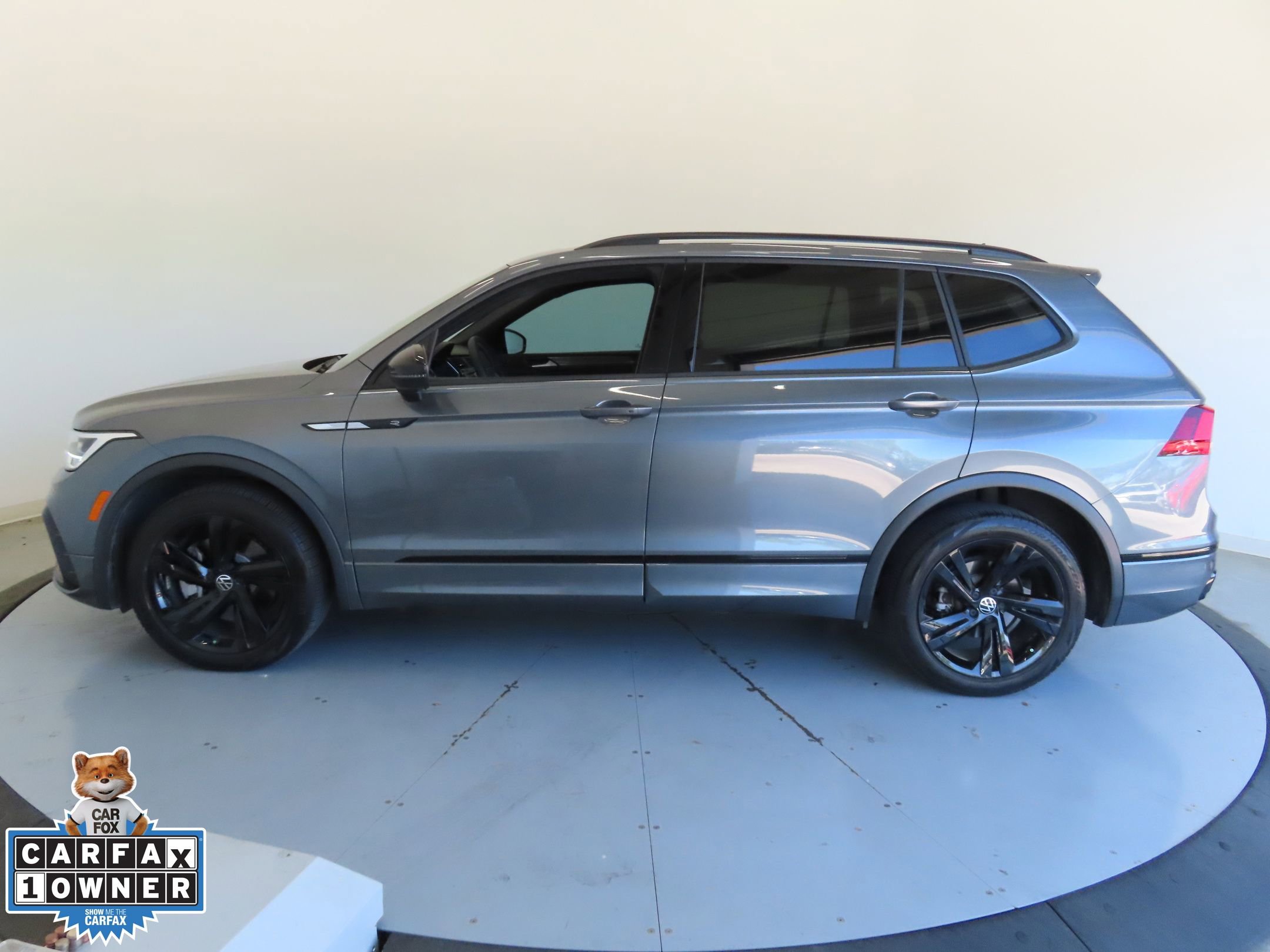 Used 2023 Volkswagen Tiguan SE R-Line image 8