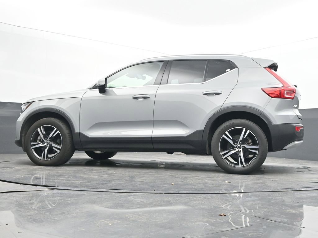 Used 2025 Volvo XC40 B5 Core image 41