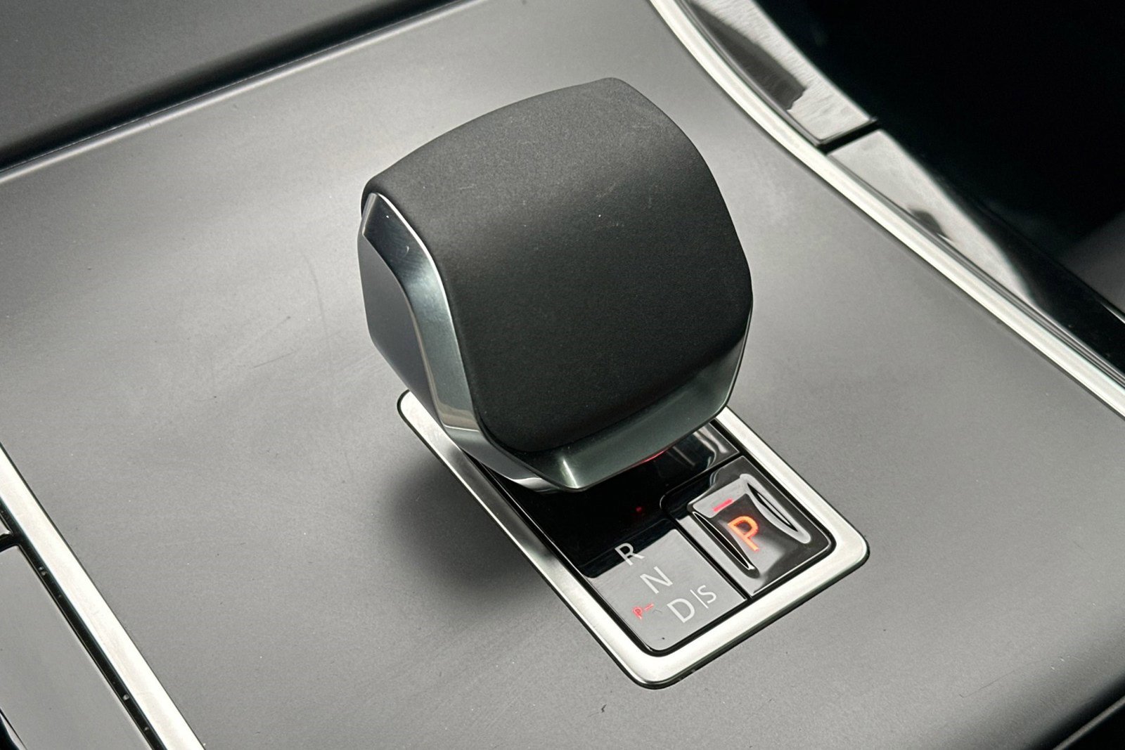 Certified 2025 Land Rover Range Rover Evoque Dynamic SE image 24