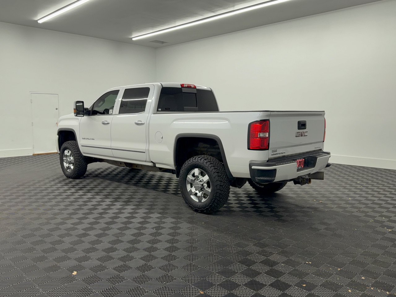 Used 2019 GMC Sierra 2500 Denali w/ Suspension Package, Off-Road AWD/4WD image 3