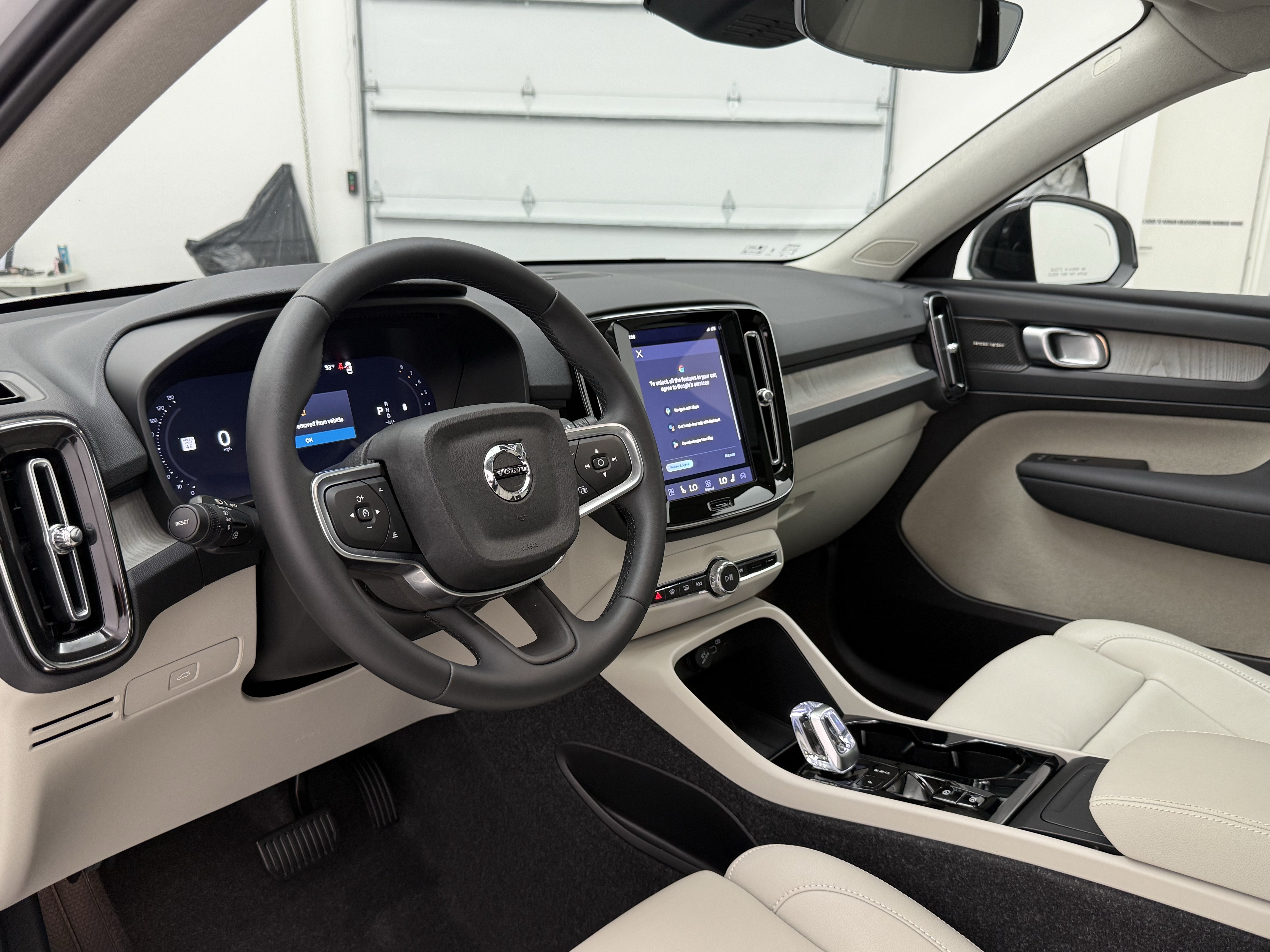 Certified 2025 Volvo XC40 B5 Ultra AWD/4WD image 14