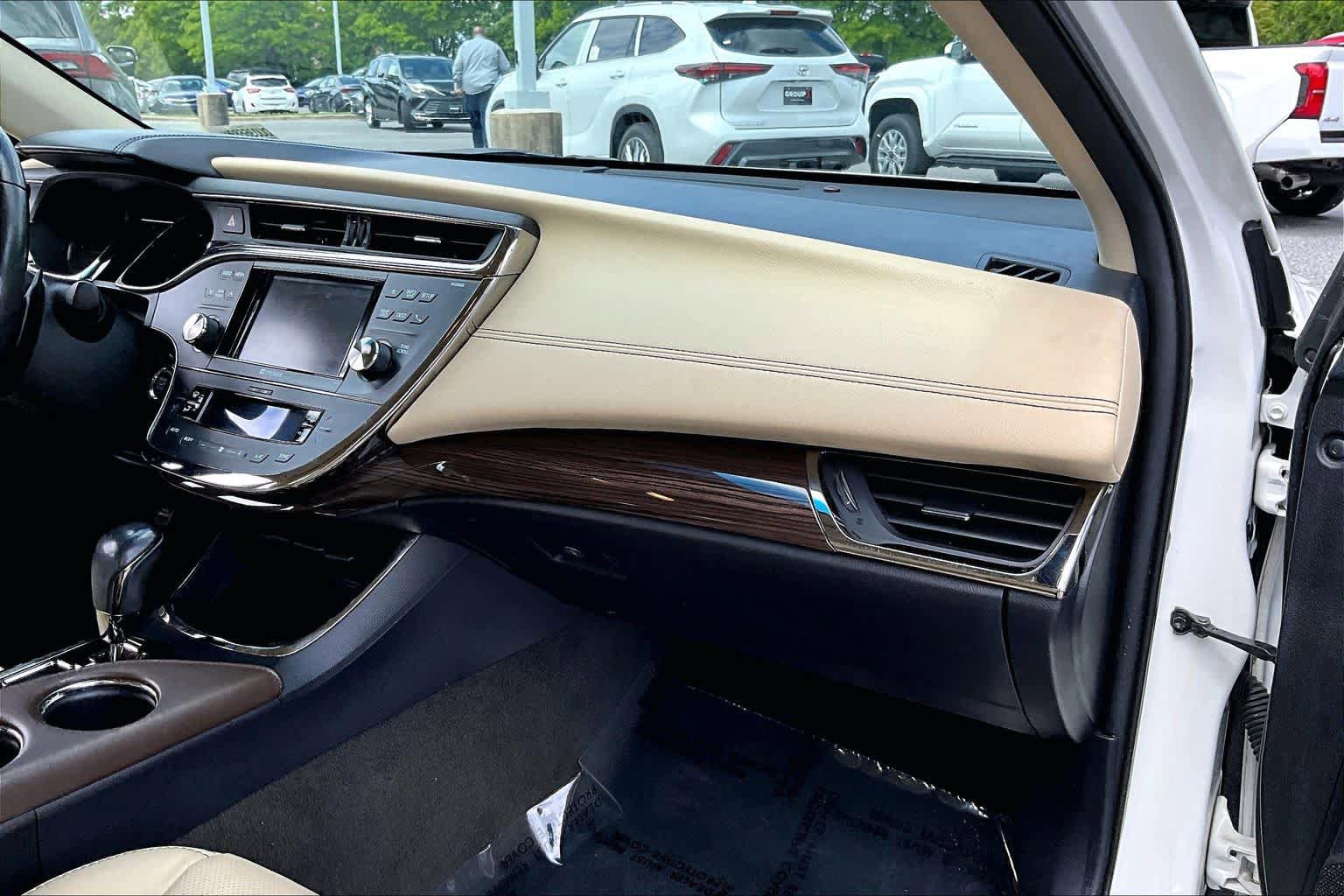 Used 2013 Toyota Avalon Limited w/ Technology Pkg FWD image 19
