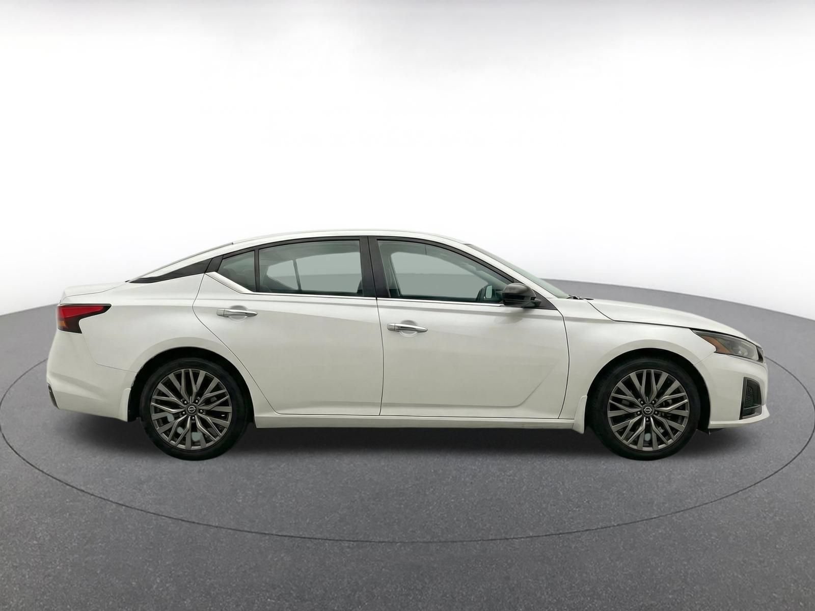 Used 2025 Nissan Altima 2.5 SV FWD image 10