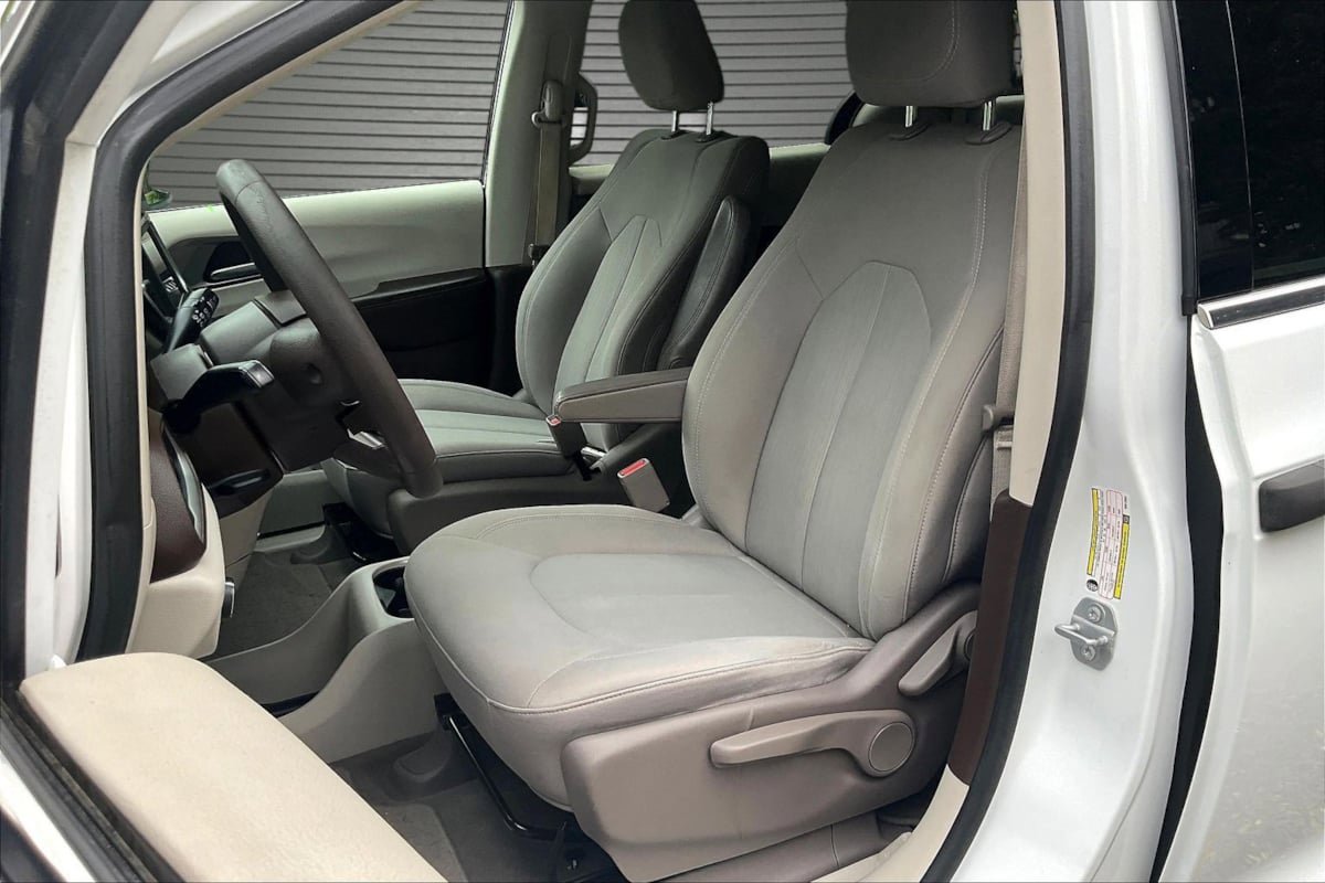 Used 2019 Chrysler Pacifica L FWD image 20