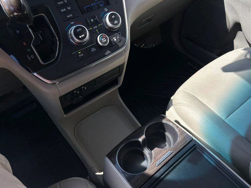 Used 2017 Toyota Sienna XLE w/ XLE Navigation Package AWD/4WD image 16